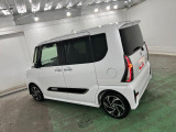荷物が多い日や雨の日に便利な両側電動スライドドアです。