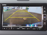 目安となるガイドライン付きのバックカメラを装備しているので、慣れない場所での車庫入れも安心です。