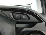 オートマチックハイビーム装備です。先行車や対向車のライトを認識し、ハイビームとロービームを自動で切り替える機能です。夜道の視界を確保します。詳細は販売店スタッフまでおたずねください。