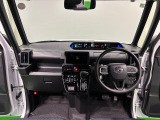 360&deg;UV&IRカット機能ガラス採用。見易い計器類と運転し易いレイアウトのドライビングポジションは、極細Aピラーの採用で視角も少なく前方&左右の見切りが良く安心して運転できます。