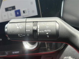 【オートワイパー(AUTO)】雨が降り出した時に、雨滴検出用センサー(レインセンサー)が雨滴を感知すると、自動でワイパーが動作します。