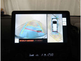 【パノラマモニター】に搭載した4つのカメラにより、車を真上から見ているような映像を表示。運転席から確認しにくい車両周囲の状況を把握できます。