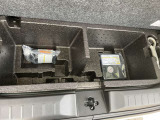 ラゲッジの下にタイヤがパンクしてしまった場合にご利用いただける修理キットが入っております。