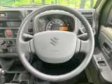 インテリアに合わせたデザインのステアリングは、運転される方のことも考え、運転しやすい形状、大きさです。是非一度、実際に触ってお確かめください。