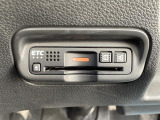 【ETC】有料道路を利用する際に料金所で停止することなく通過できる、ETC車載器(ノンストップ自動料金収受システム機器)が装備されています。セットアップを行うことで利用可能になります。