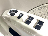 【電動格納ミラー】サイドミラーは電動格納式となっており、狭い駐車場でもキズがつくリスクを抑えられます。