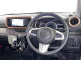 運転席まわりです。 各操作スイッチは使いやすい位置に配置されてます。