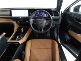 革巻きステアリングで快適な操作性の運転席です。