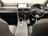 運転のしやすさと心地良さを感じる、シンプルで上質なデザインの室内空間です。