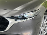 【LEDヘッドライト】悪天候や夜間走行時も良好な視界を確保し安心して運転できる高輝度LEDヘッドライトを装備!点灯速度が早く、消費電力も抑えられています。