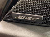 【BOSEサウンドシステム】メーカーオプションの高品位サウンドシステムを搭載。専用のチューニングが施された大小様々なスピーカーから良質なサウンドが奏でられ、臨場感あふれる音響空間を演出します。