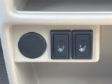 【シートヒーター】シートヒーターを装備し、寒い季節でも座席を温めて快適なドライブをサポートします。短時間で暖かさを感じられる便利な装備です。