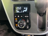 【オートエアコン】一度お好みの温度に設定すれば、車内の温度を検知し風量や温度を自動で調整。暑い&hellip;寒い&hellip;と何度もスイッチ操作をする必要はありません。快適な車内空間には必須の機能ですね♪