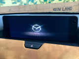 【12.3インチマツダコネクト】車内の雰囲気にマッチした大型ディスプレイ。スマホ接続でのナビ使用やBluetooth再生等、様々な機能が楽しめます。直感的なダイヤル操作が可能で、使い勝手も良好です。
