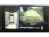 車を上から見下ろした視点で駐車をサポートするパノラマビューを搭載。運転席から確認しにくい車両周囲の状況を確認できます。