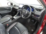 シンプルで使いやすいデザインの運転席です。
