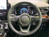 インテリアに合わせたデザインのステアリングは、運転される方のことも考え、運転しやすい形状、大きさです。是非一度、実際に触ってお確かめください。