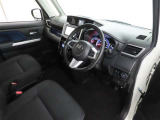 シンプルで使いやすいデザインの運転席です。