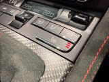 シートヒーター搭載で、寒い時期でも素早く快適に、運転をお楽しみいただけます。