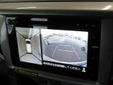 【全方位型モニター】クルマを上空から見下ろしているかのように、直感的に周囲の状況を把握できる全方位型モニター。狭い場所での駐車でも周囲が映像で確認できます。