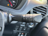 【オートライト(AUTO)】外の明るさをシステムが感知して、自動でヘッドライトが点灯します。ヘッドライトをつけ忘れを防ぐ便利機能です。