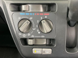 寒い冬も暑い夏も全席に快適な空調を届けてくれる、ダイヤル式エアコンを装備♪