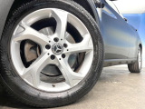 ●純正18インチアルミホイール:輸入車ならではの卓越した走りを支えるホイールと足回りです!日本車の走りに慣れている方にもぜひ体感して頂きたいほど、高いレベルでまとまっています!