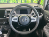 インテリアに合わせたデザインのステアリングは、運転される方のことも考え、運転しやすい形状、大きさです。是非一度、実際に触ってお確かめください。