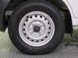 タイヤサイズは 145/80 R12 です。