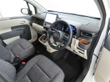 シンプルで使いやすいデザインの運転席です。