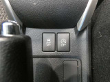トラクションコントロール装備です。すべりやすい路面での発進時や加速時にタイヤの空転を抑え、駆動力確保に貢献する機能です。詳細は販売店スタッフまでおたずねください。