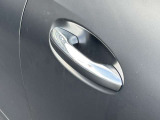 シートヒーターはエアコンより温まるのが早く、寒い日の運転には欠かせない装備です。3段階の温度調節ができ、快適な温度でドライブいただけます。