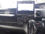 運転席から各種ボタンの操作がしやすいように設計されたデザイン。ドライブなでもスマートに操作ができます♪