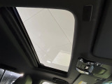 【サンルーフ】開放感たっぷりの希少装備、サンルーフが装着されています!車内に明かりを取り入れたり景色を楽しむ以外にも、車内の空気も簡単に換気できて快適です!