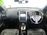 黒を基調とした車内空間。ザ・男って感じの車内です。汚れても大丈夫な防水シート!