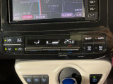 【オートエアコン】一度お好みの温度に設定すれば、車内の温度を検知し風量や温度を自動で調整。暑い&hellip;寒い&hellip;と何度もスイッチ操作をする必要はありません。快適な車内空間には必須の機能ですね♪