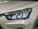 【LEDヘッドライト】悪天候や夜間走行時も良好な視界を確保し安心して運転できる高輝度LEDヘッドライトを装備!点灯速度が早く、消費電力も抑えられています。
