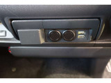 アクセサリーソケットと、USBポートが装備されているので充電がとても便利です。車内で電源が複数あるとコードを差替える面倒もなく楽ですね。