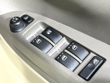 【電動格納ミラー】サイドミラーは電動格納式となっており、狭い駐車場でもキズがつくリスクを抑えられます。