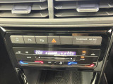 タッチコントロール式2ゾーンフルオートエアコンパネル。運転席、助手席それぞれ独立して温度管理が可能です。花粉やダストを除去するフレッシュエアフィルターも装備され、クリーンな室内環境を保ちます。