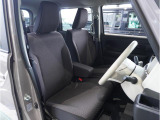 【清潔感のある運転席&助手席】隅々までクリーニングの行き届いた運転席&助手席。目立ったシミや汚れ等もございません。