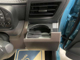運転席と助手席には、回転式のインパネカップホルダーが装備されています。