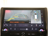 【パノラマモニター】に搭載した4つのカメラにより、車を真上から見ているような映像を表示。運転席から確認しにくい車両周囲の状況を把握できます。