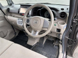 【運転席】座り心地が良いシートなので長時間の運転でも快適にお過ごしいただけます。新品のフロアマットのご注文も可能です。掲載箇所以外にご希望の写真がございましたらお気軽にお問い合わせ下さい。