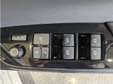 パワーウィンドウのスイッチですよ。 運転席に居ながら窓を開け閉めのコントロールできますよ。 ロック機能で、子供がイタズラして窓を開けるという事も無くなりますよ。