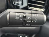 【オートライト(AUTO)】外の明るさをシステムが感知して、自動でヘッドライトが点灯します。ヘッドライトをつけ忘れを防ぐ便利機能です。