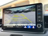 バックモニター装備。画面にて後方の確認が行えるので、バック駐車や車庫入れの際には重宝します。車の運転に慣れない方でも安心のガイドライン表示機能付。