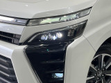 【LEDヘッドライト】悪天候や夜間走行時も良好な視界を確保し安心して運転できる高輝度LEDヘッドライトを装備!点灯速度が早く、消費電力も抑えられています。