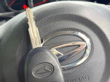 【キーレス】少し離れた場所からでもボタン一つでドアの開錠・施錠ができるのでとっても便利!ドアの鍵穴周りに傷をつけることもありません♪