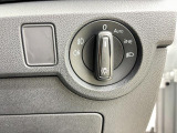 ダイヤル式のLEDヘッドライトスイッチ。オートライトも装備され、夕方やトンネルが続く道路でも手を煩わせません